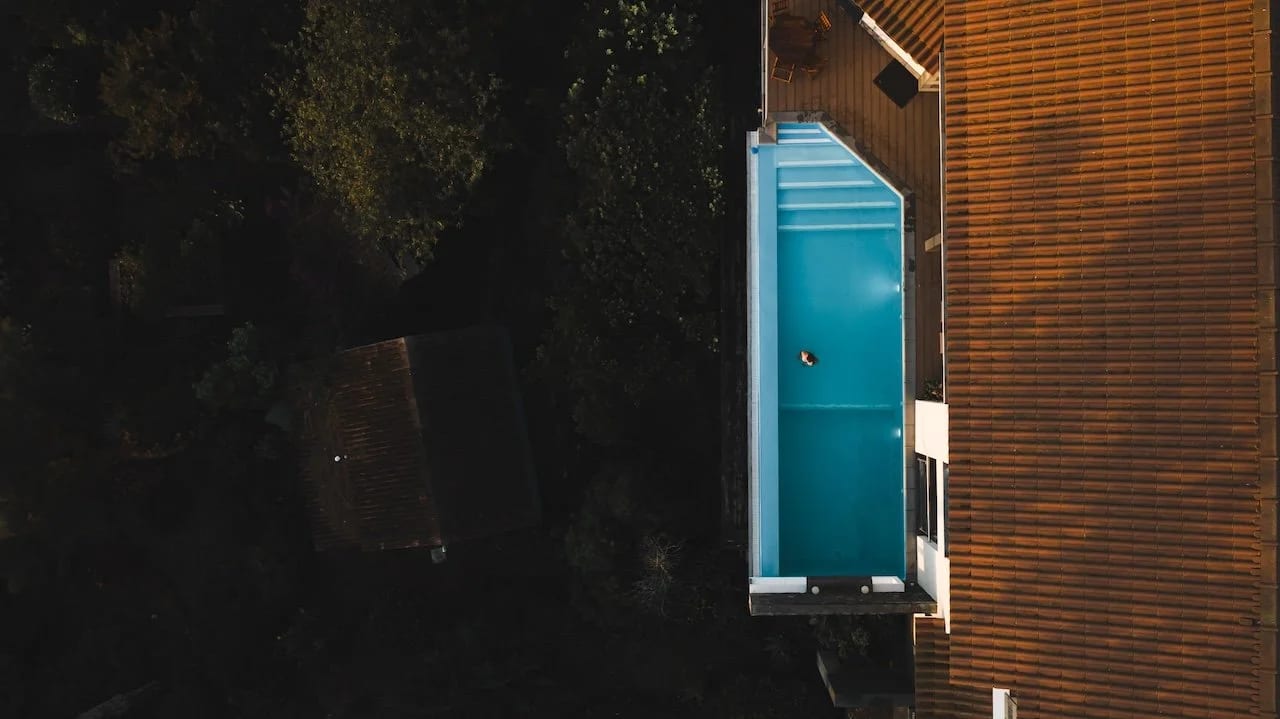 Luftaufnahme der Villa mit einem Gast im privaten Pool